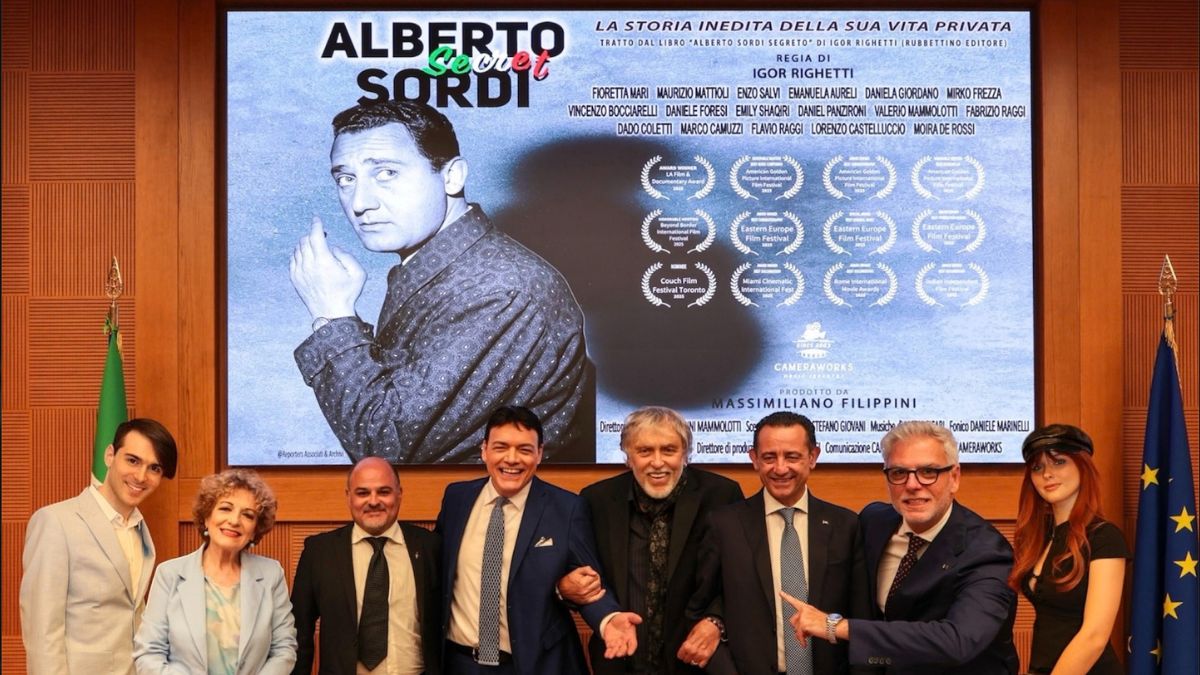 Alberto Sordi Secret è su Prime Video: il docufilm racconta vita privata, amori, fragilità e retroscena poco conosciuti del grande attore.