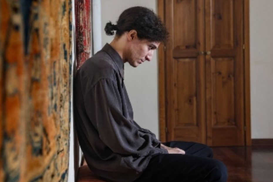 In foto il protagonista del film Franco Battiato. Il lungo viaggio