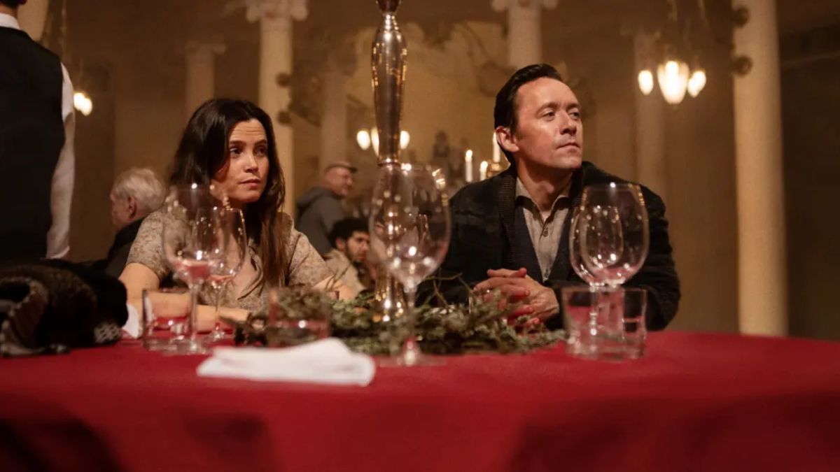 Dopo una catastrofe nucleare, una famiglia accetta l’invito a cena di un misterioso hotel: Kadaver è l’horror norvegese su Netflix.