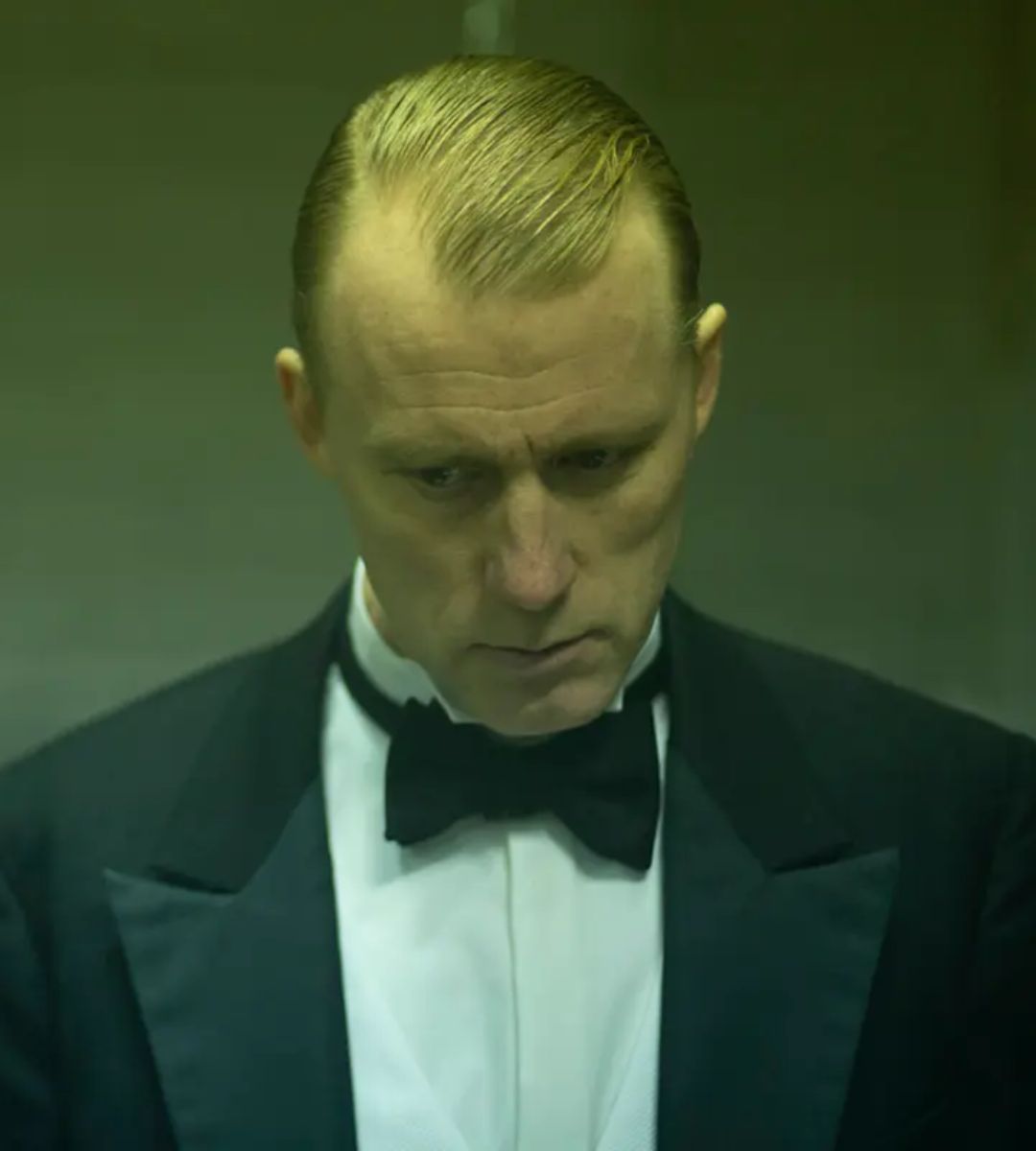 Dopo una catastrofe nucleare, una famiglia accetta l’invito a cena di un misterioso hotel: Kadaver è l’horror norvegese su Netflix.