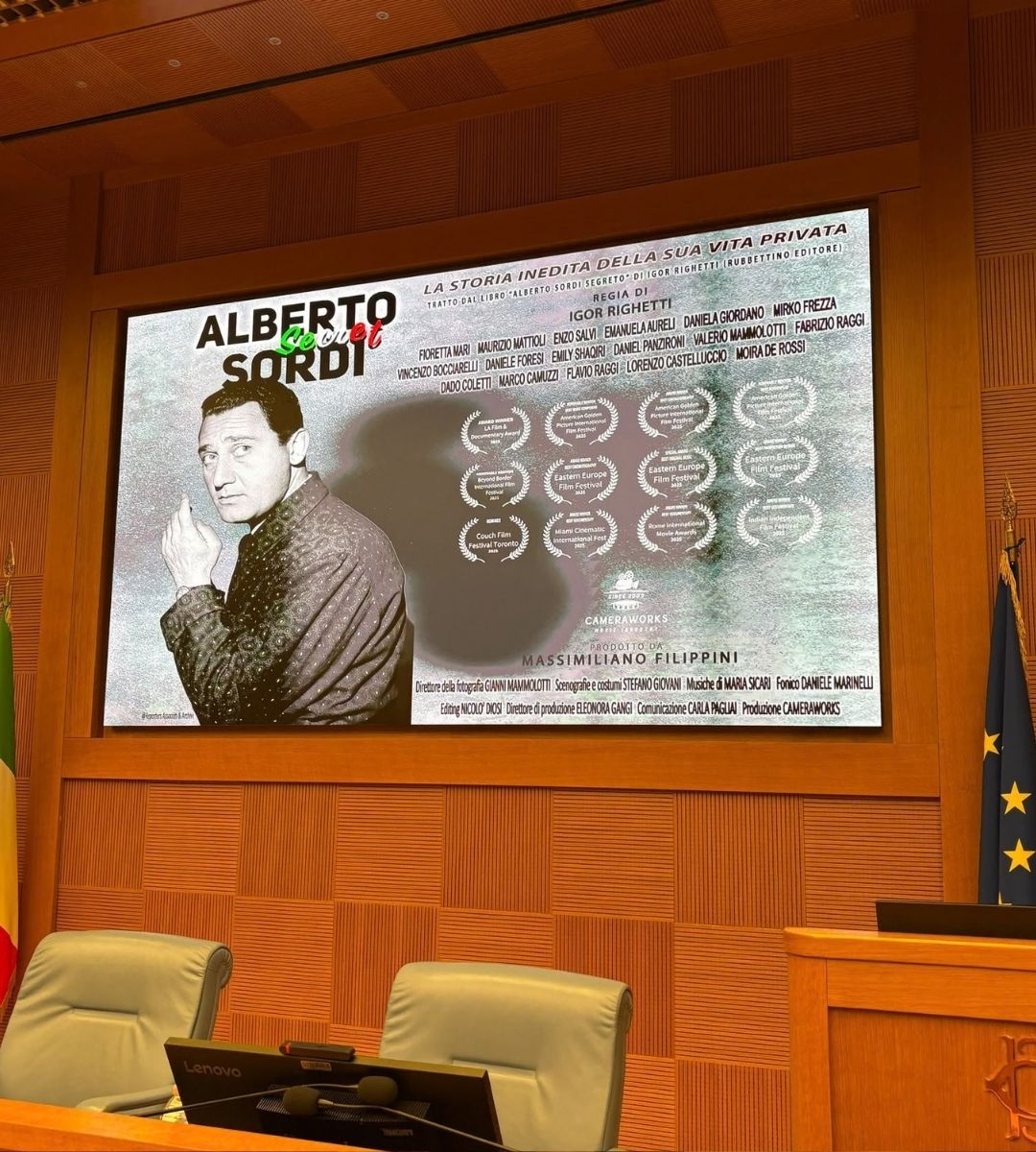 Alberto Sordi Secret è su Prime Video: il docufilm racconta vita privata, amori, fragilità e retroscena poco conosciuti del grande attore.