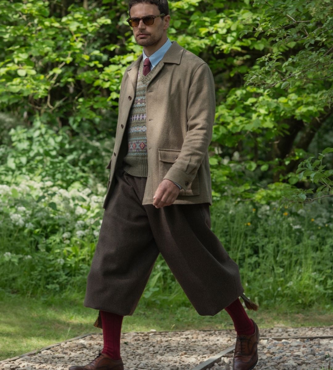 Dagli abiti su misura allo stile italiano: le 7 regole di Eddie Horniman per vivere come in The Gentlemen 2, secondo cast e costumista.