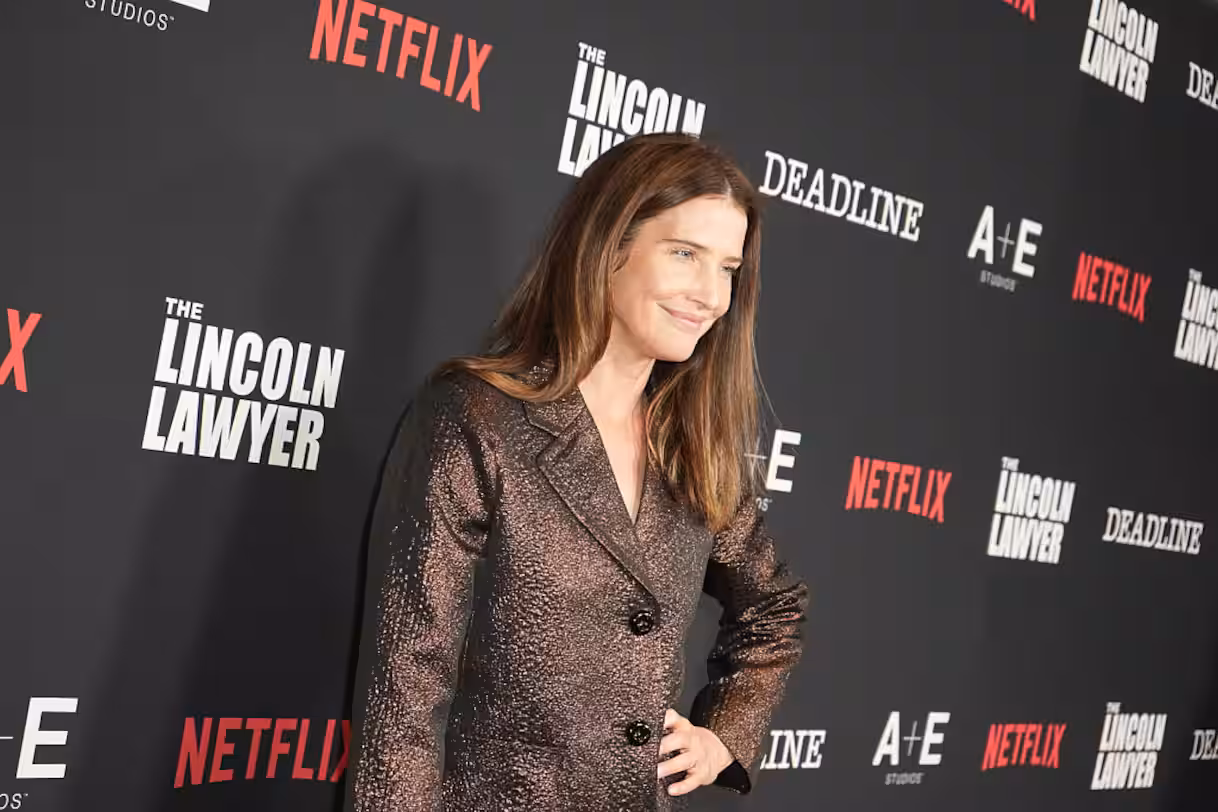 The Lincoln Lawyer finirà con la stagione 5, ma Netflix prepara il futuro: in sviluppo uno spin-off con Cobie Smulders nei panni di Emi Finch.