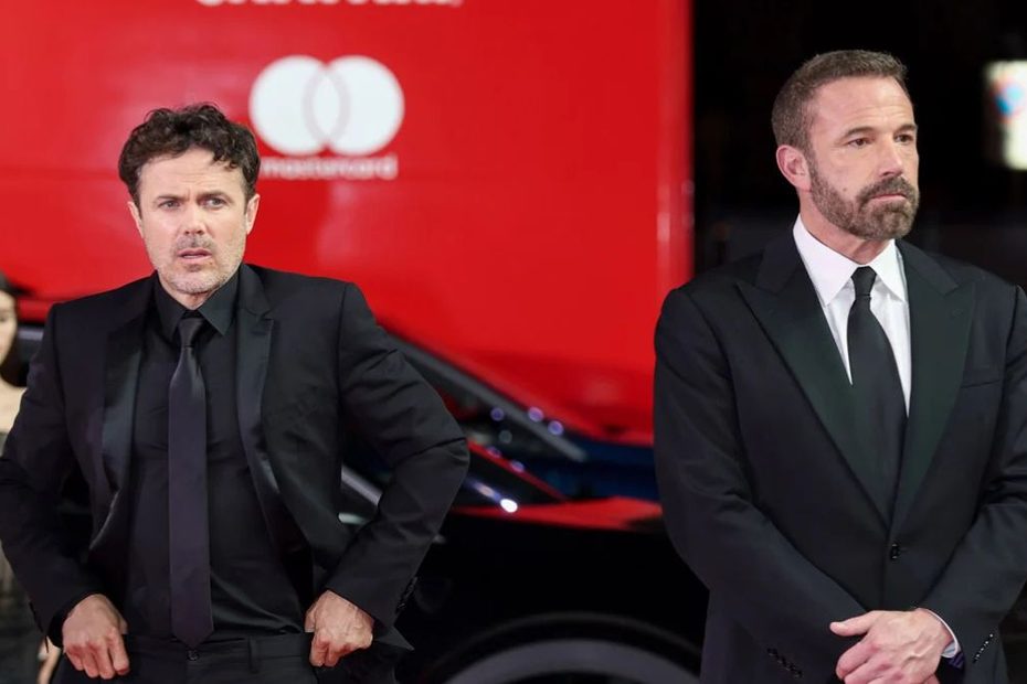 Casey Affleck porta Company a Venezia con i figli Indiana e Atticus e dedica il film ai genitori scomparsi nello stesso anno.