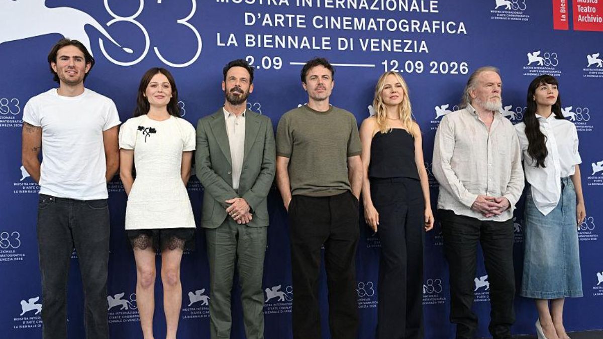 Casey Affleck porta Company a Venezia con i figli Indiana e Atticus e dedica il film ai genitori scomparsi nello stesso anno.