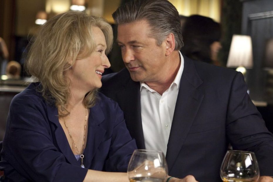 Meryl Streep, Alec Baldwin e Steve Martin in È complicato: trama, cast, recensioni e perché recuperare la commedia romantica su Netflix.