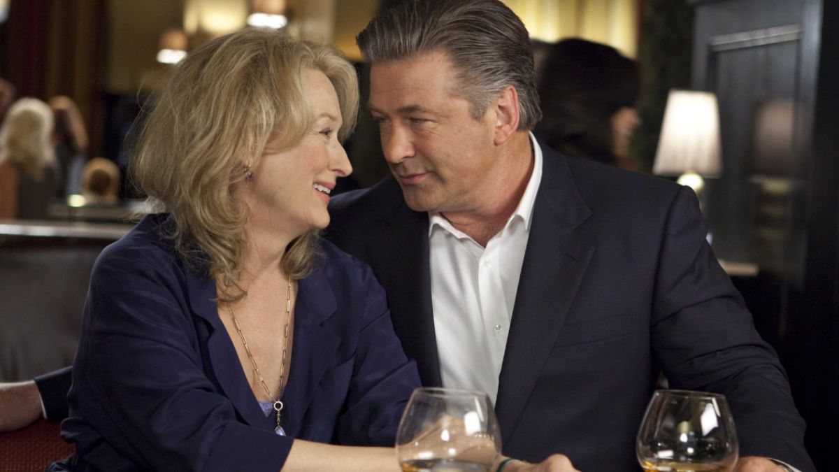 Meryl Streep, Alec Baldwin e Steve Martin in È complicato: trama, cast, recensioni e perché recuperare la commedia romantica su Netflix.