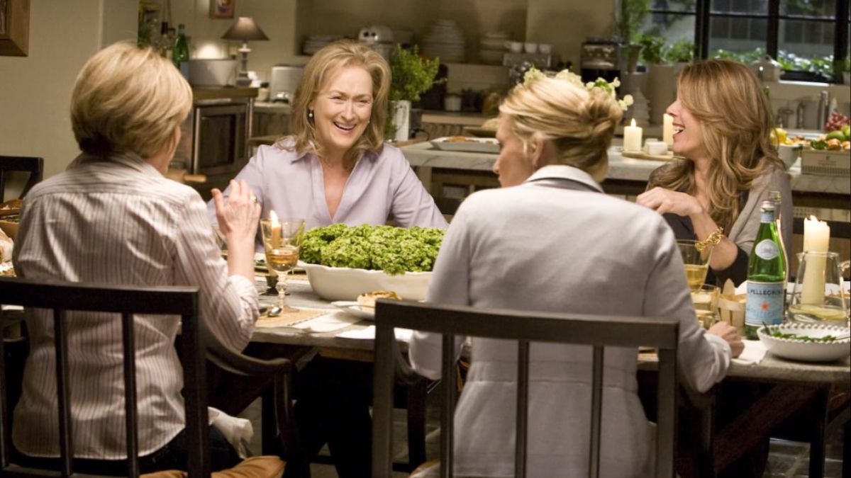 Meryl Streep, Alec Baldwin e Steve Martin in È complicato: trama, cast, recensioni e perché recuperare la commedia romantica su Netflix.
