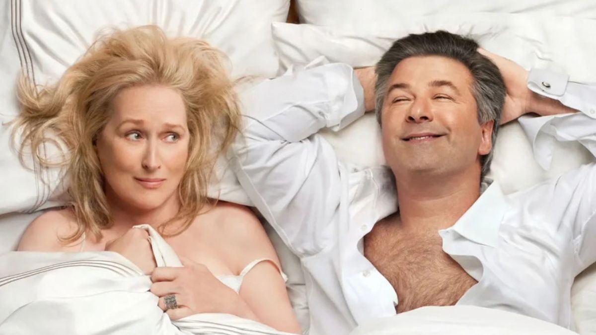 Meryl Streep, Alec Baldwin e Steve Martin in È complicato: trama, cast, recensioni e perché recuperare la commedia romantica su Netflix.