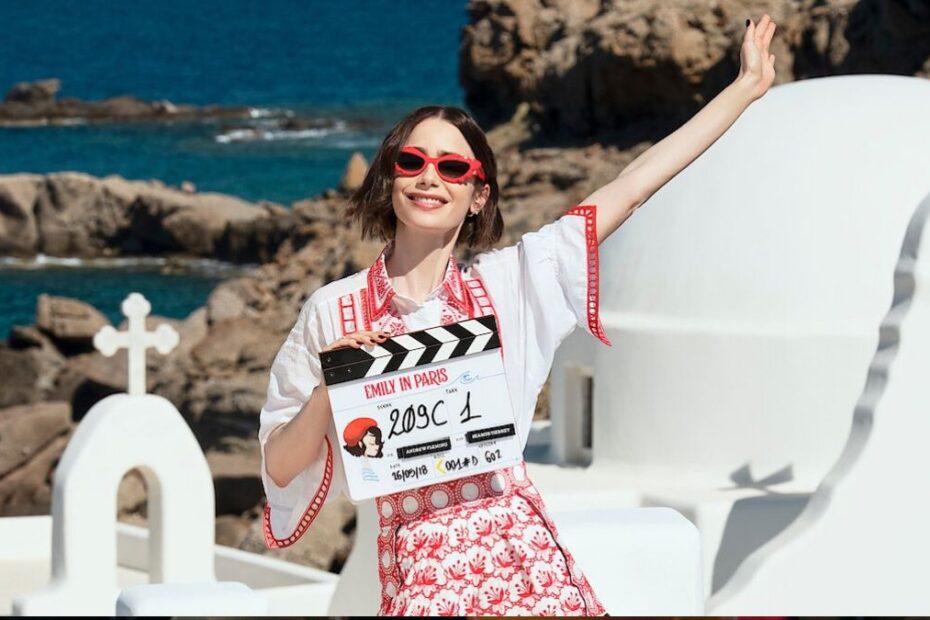 La sesta stagione di Emily in Paris, uno dei gioiellini di Netflix, sarà l'epilogo di questa storia deliziosa divenuta un cult generazionale.