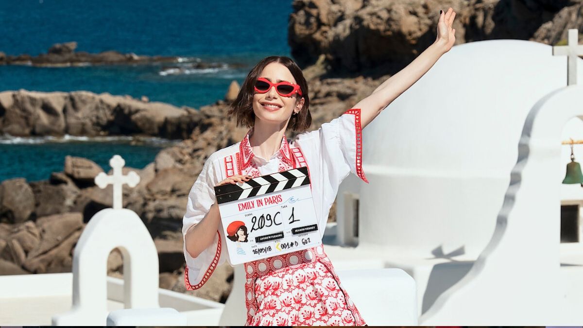 La sesta stagione di Emily in Paris, uno dei gioiellini di Netflix, sarà l'epilogo di questa storia deliziosa divenuta un cult generazionale.