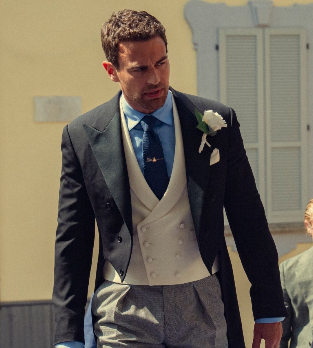 Dagli abiti su misura allo stile italiano: le 7 regole di Eddie Horniman per vivere come in The Gentlemen 2, secondo cast e costumista.