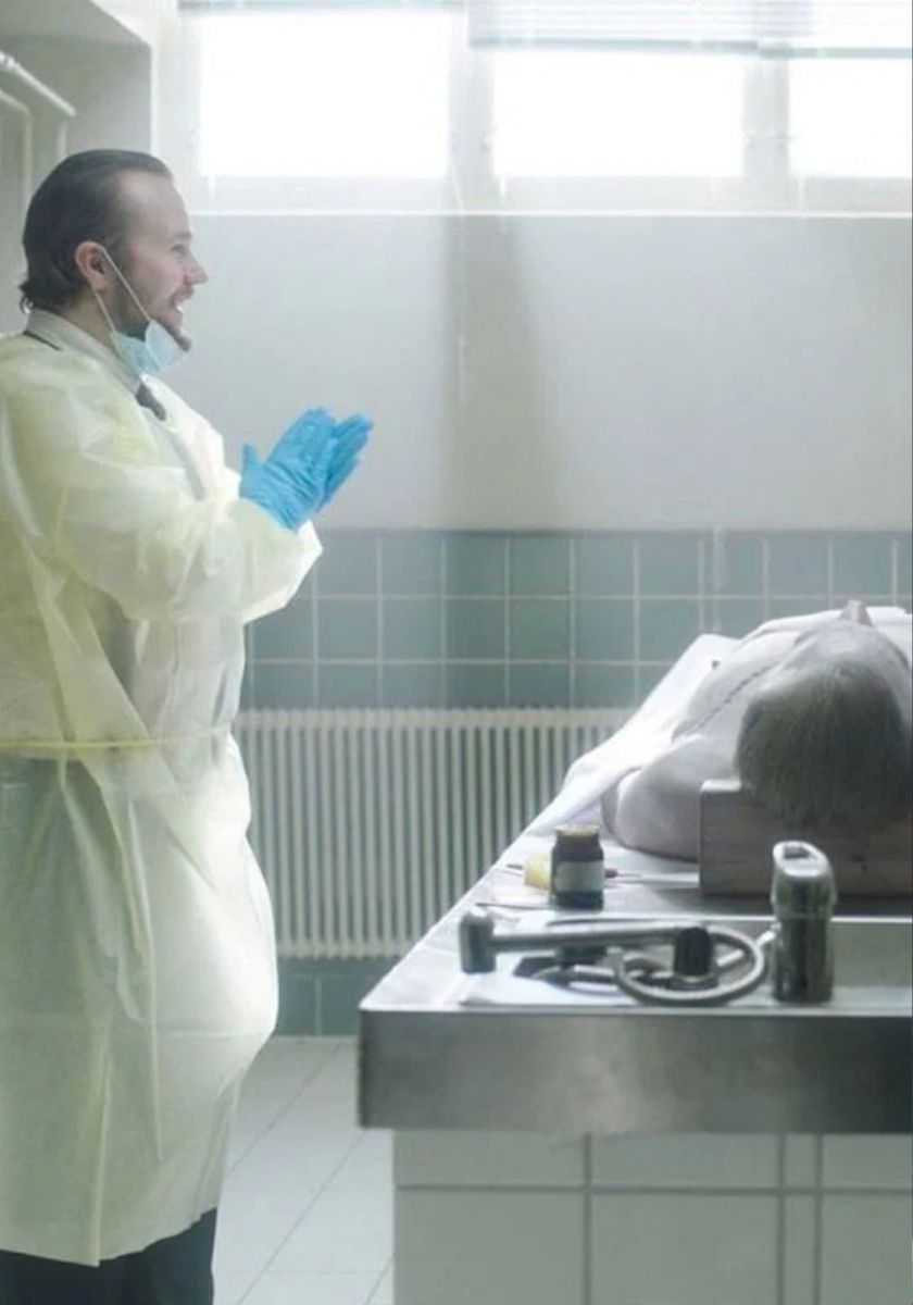 Sei episodi, vampiri e un'impresa funebre senza clienti: trama, cast e recensione di Post mortem: Nessuno muore a Skarnes su Netflix.