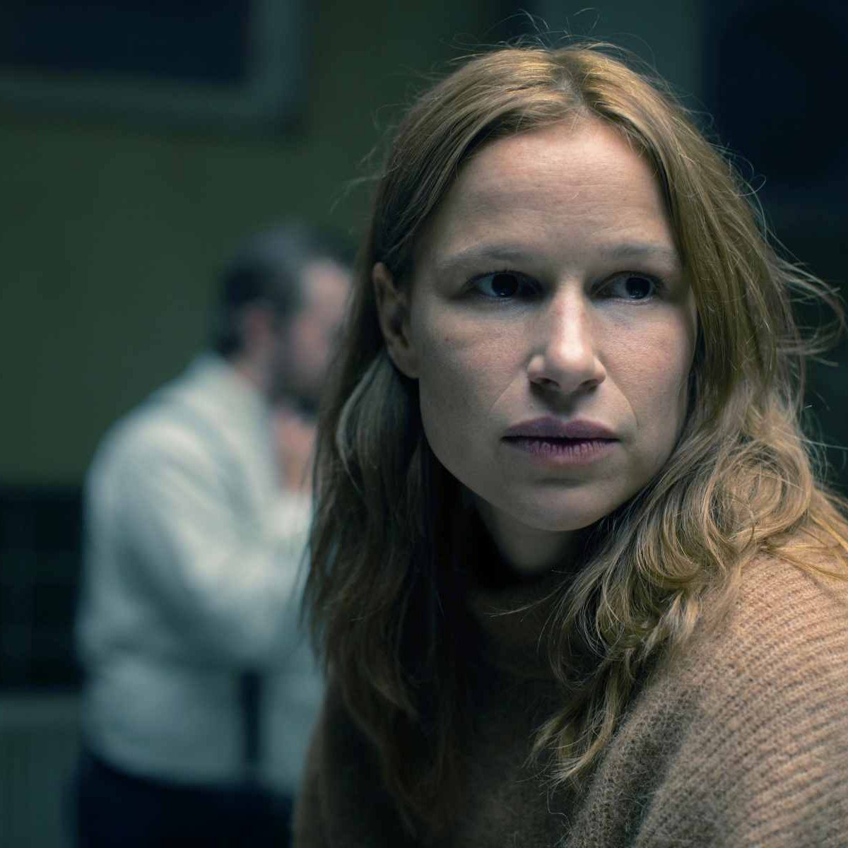 Sei episodi, vampiri e un'impresa funebre senza clienti: trama, cast e recensione di Post mortem: Nessuno muore a Skarnes su Netflix.