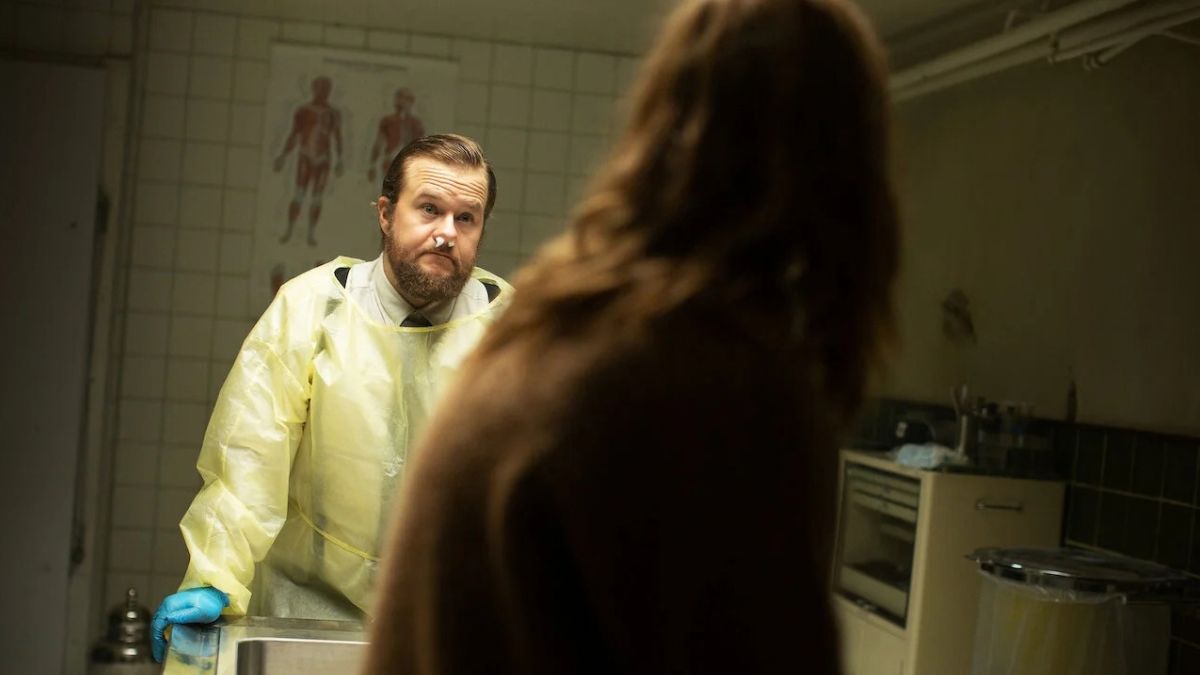 Sei episodi, vampiri e un'impresa funebre senza clienti: trama, cast e recensione di Post mortem: Nessuno muore a Skarnes su Netflix.