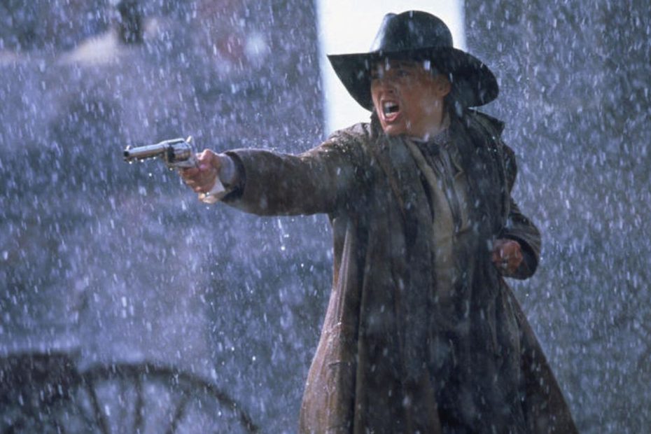 Su Netflix il western di Sam Raimi con Sharon Stone, Gene Hackman, Russell Crowe e DiCaprio: trama, cast, critica e il sorprendente retroscena.