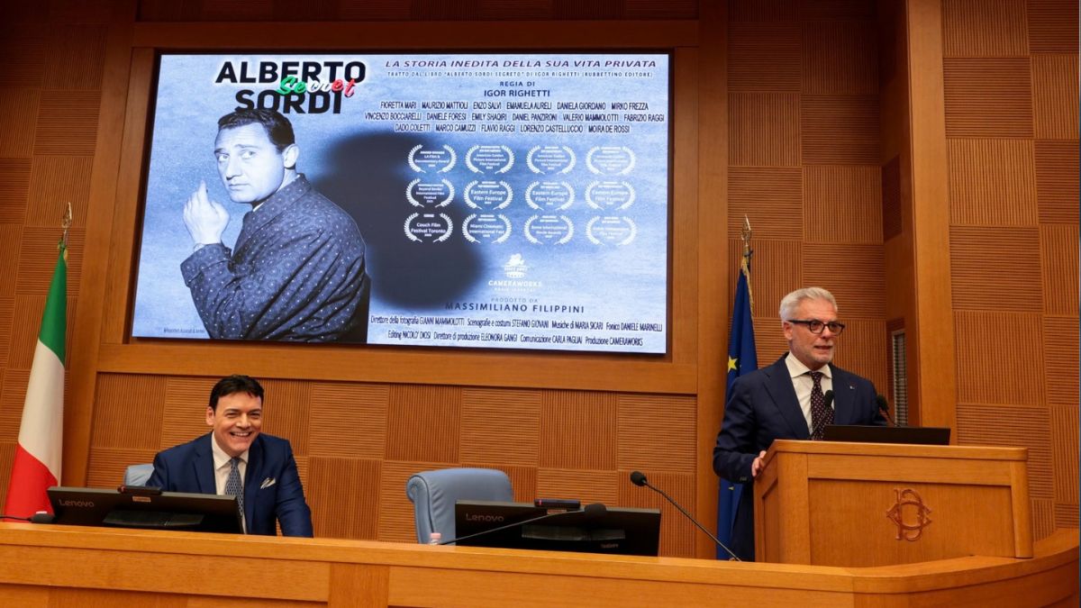 Alberto Sordi Secret è su Prime Video: il docufilm racconta vita privata, amori, fragilità e retroscena poco conosciuti del grande attore.