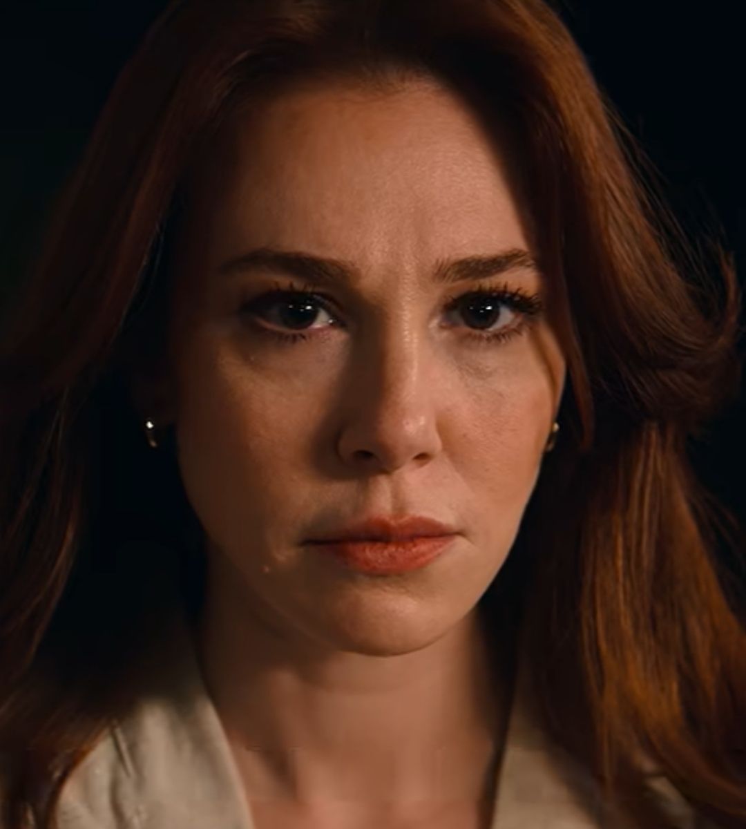 So chi sei arriva su Netflix: trama, cast e uscita del nuovo thriller psicologico turco con Elçin Sangu, Melis Sezen e Ozan Dolunay.