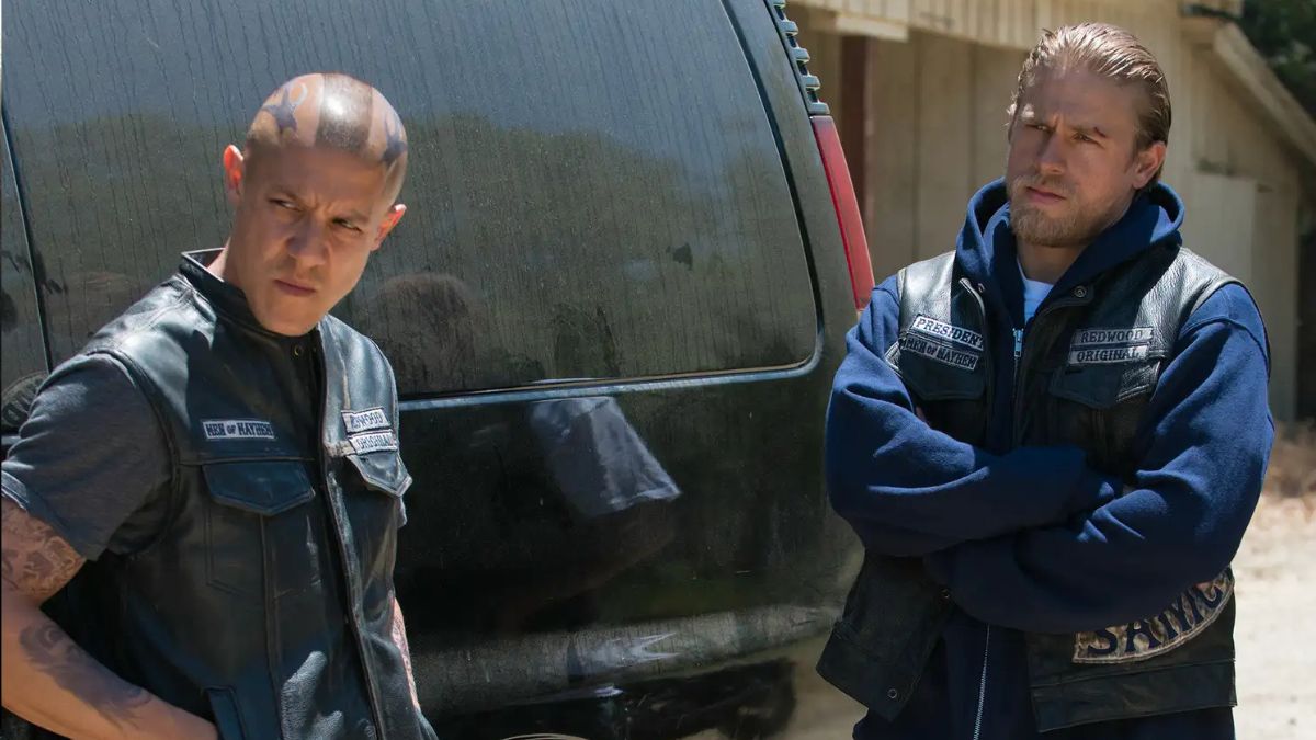 Charlie Hunnam riunisce il cast di Sons of Anarchy 12 anni dopo il finale. Cos'è Legends e perché questo ritorno non è un normale revival.