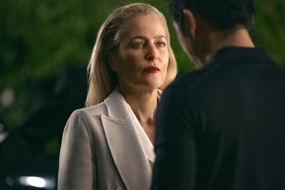 Gillian Anderson donna in bianco in Animals (2)