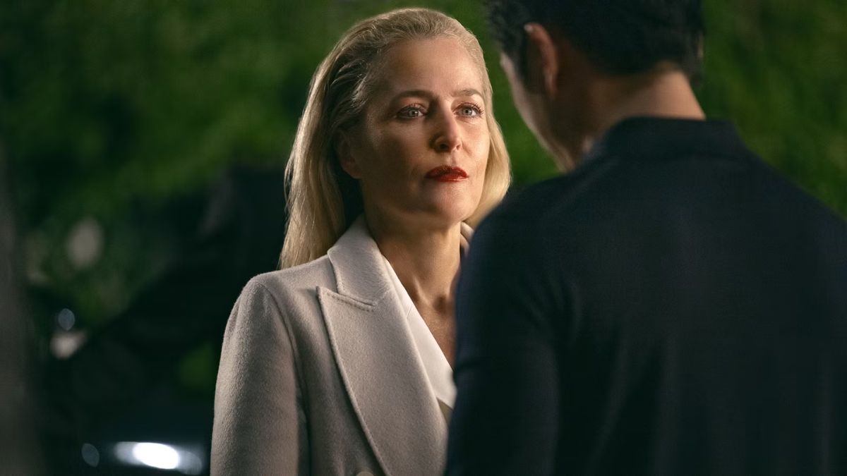 Gillian Anderson donna in bianco in Animals (2)