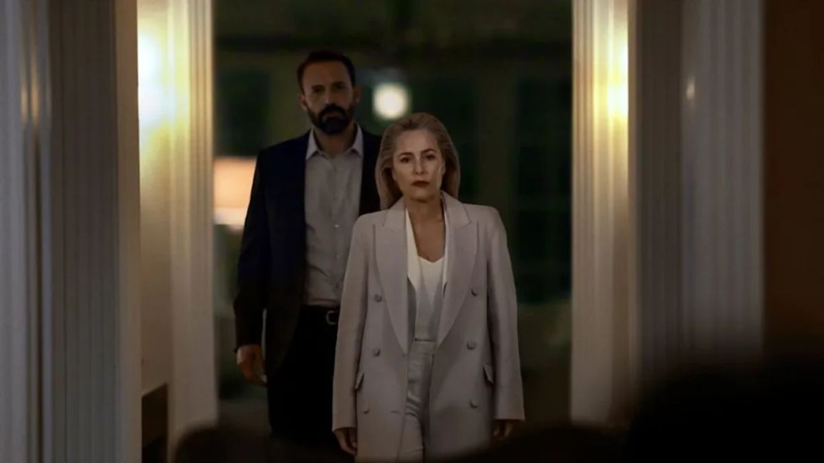 Gillian Anderson nel ruolo di Dayle Burton, la donna in bianco in Animals, insieme a Ben Affleck