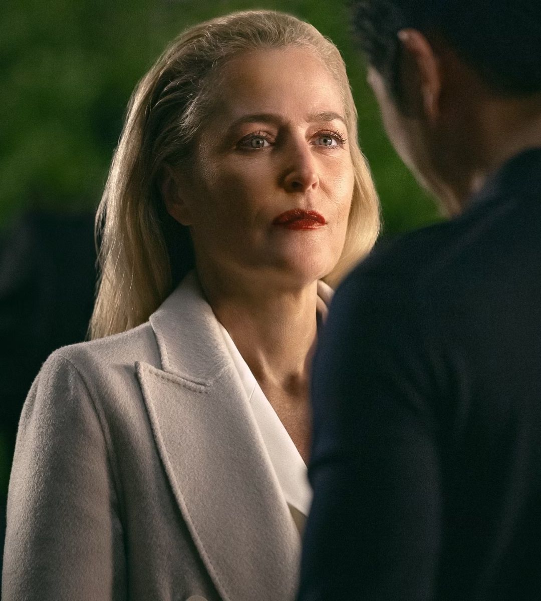 Primo piano di Gillian Anderson nel ruolo di Dayle Burton, la donna in bianco in Animals