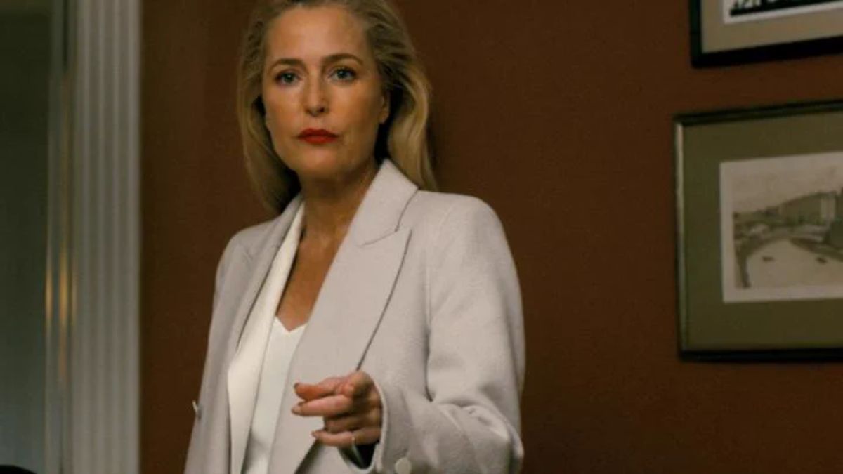 Gillian Anderson nel ruolo di Dayle Burton, la donna in bianco in Animals