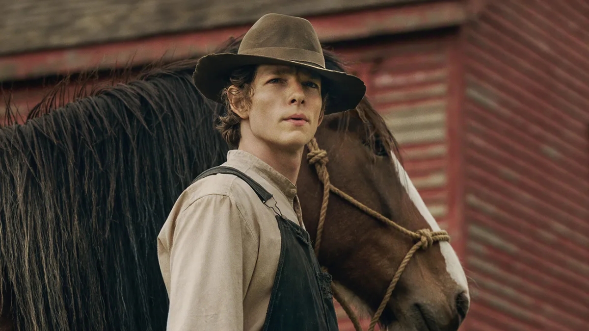 In East of Eden Mike Faist interpreta Charles Trask