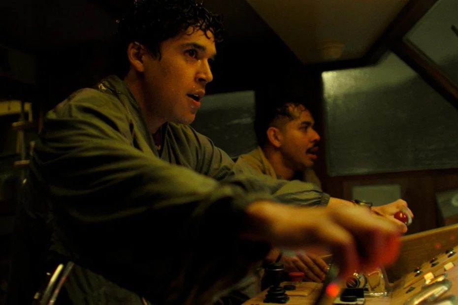 Benny Emmanuel e Kristyan Ferrer su uno yacht nella tempesta in Surviving Hurricane Otis, film Netflix