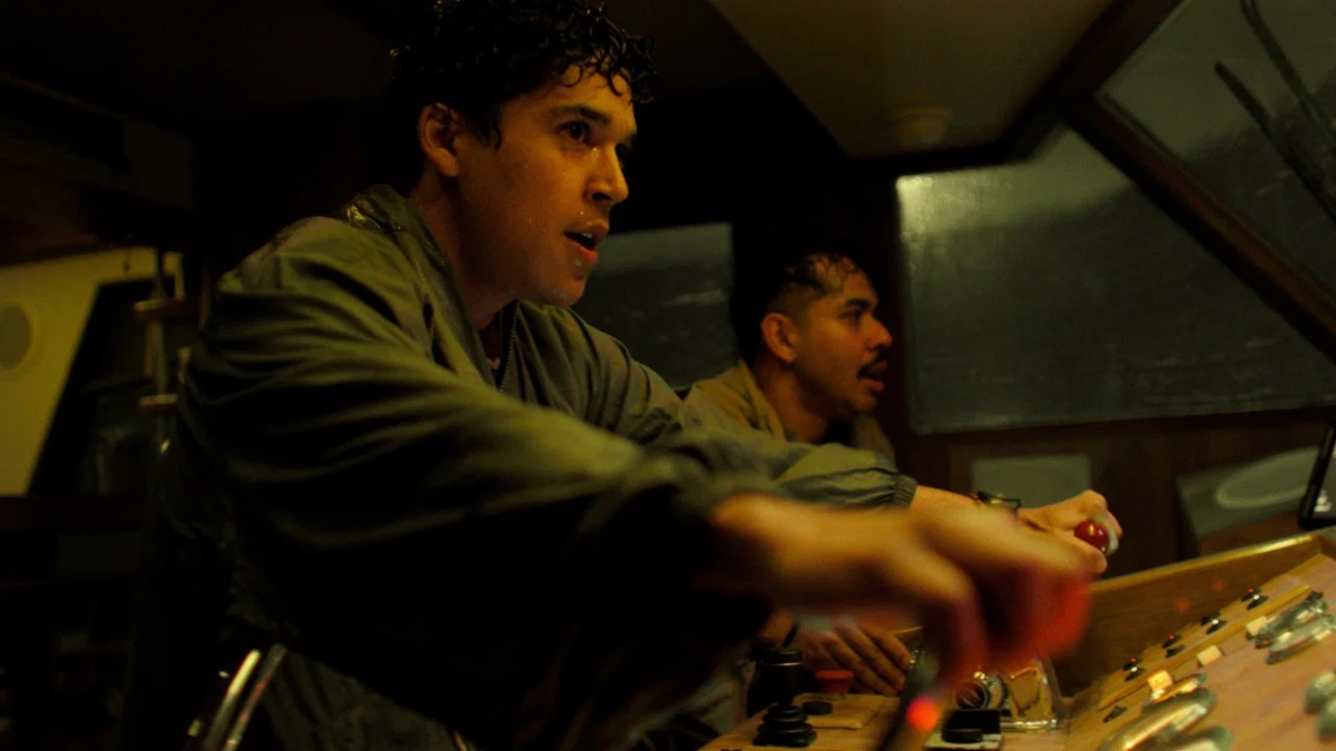 Benny Emmanuel e Kristyan Ferrer su uno yacht nella tempesta in Surviving Hurricane Otis, film Netflix