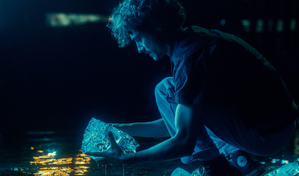 Below conquista il primo posto mondiale su Netflix in appena quattro giorni. Trama, cast e successo del thriller soprannaturale con Josh Hartnett.