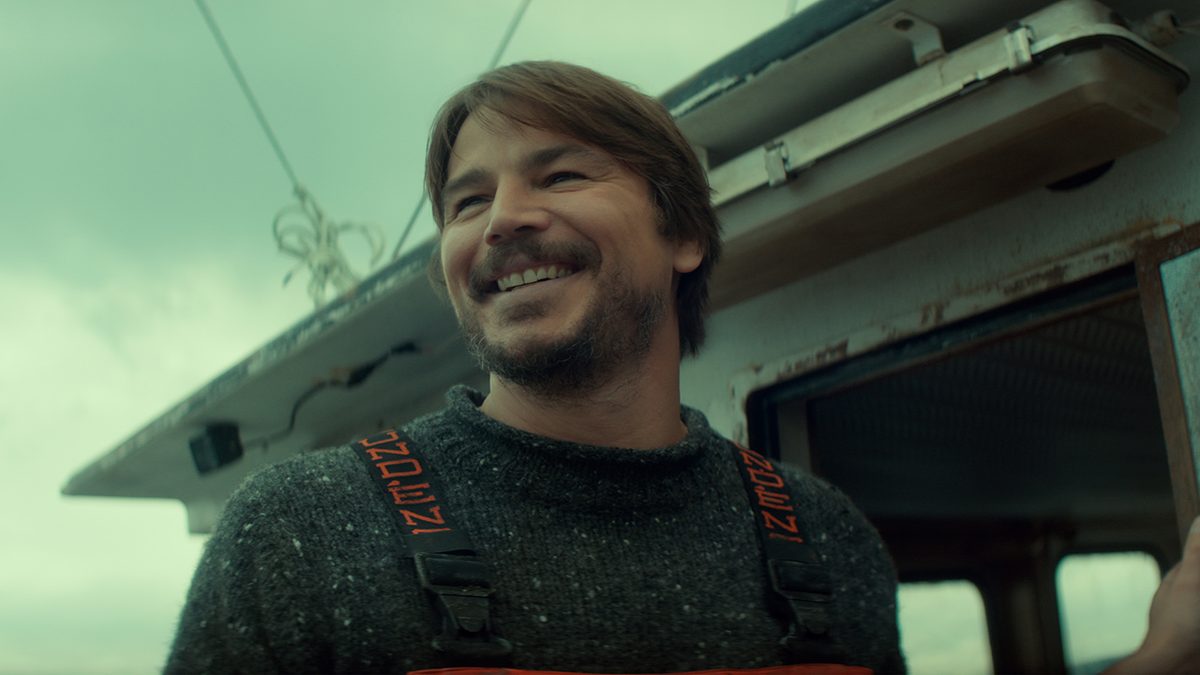 Below domina la Top 10 Netflix Italia. La nostra recensione della serie horror con Josh Hartnett: trama, pregi, difetti e giudizio senza spoiler.