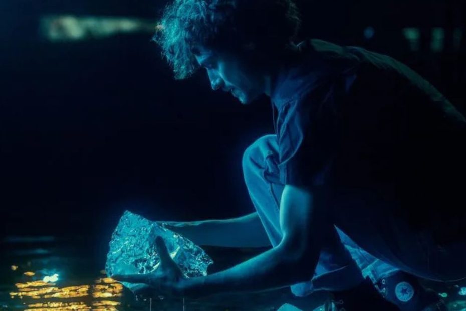 Below domina la Top 10 Netflix Italia. La nostra recensione della serie horror con Josh Hartnett: trama, pregi, difetti e giudizio senza spoiler.