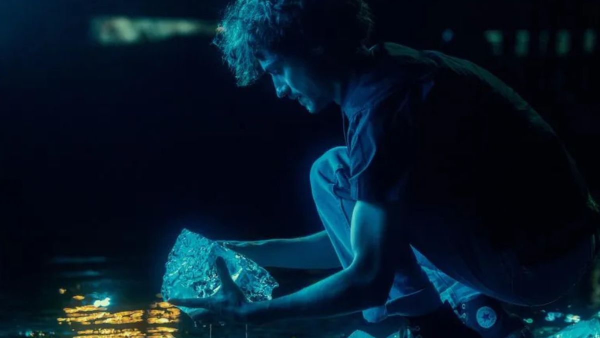 Below domina la Top 10 Netflix Italia. La nostra recensione della serie horror con Josh Hartnett: trama, pregi, difetti e giudizio senza spoiler.
