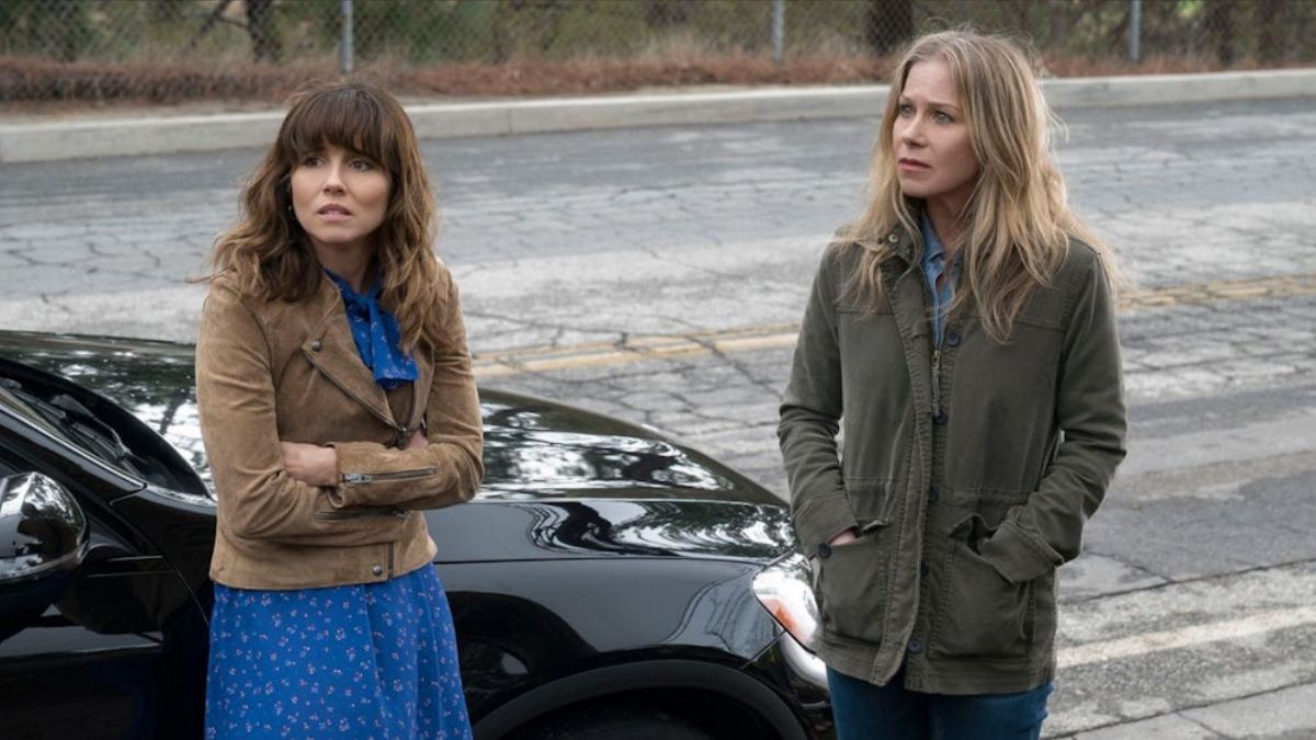 Su Netflix una dark comedy in 3 stagioni con Christina Applegate e Linda Cardellini: Amiche per la morte è una serie da riscoprire.