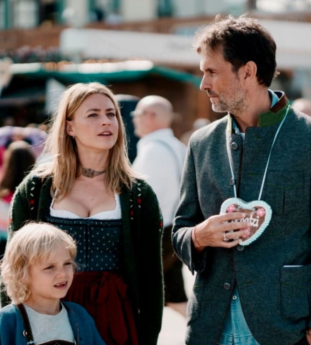 Netflix prepara Oktoberfest, la commedia romantica con Jeanne Goursaud e Jannis Niewöhner. Scopri trama, cast, prime immagini e quando esce.