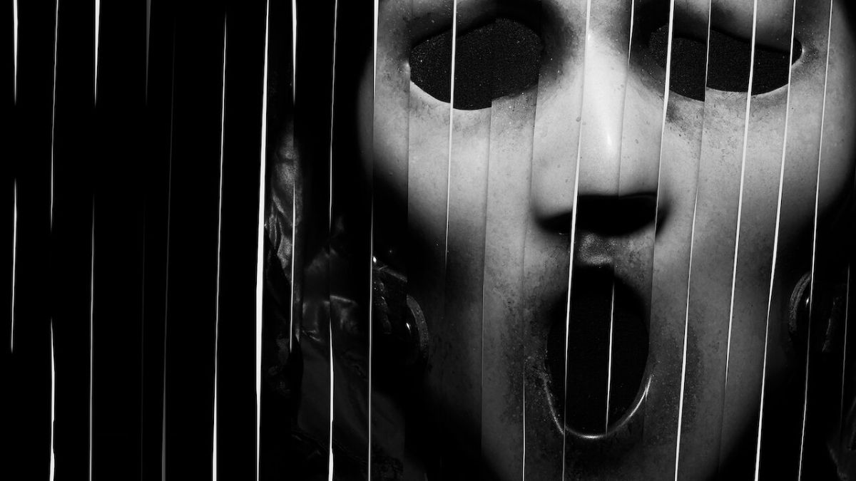 Scream (1996) è su Netflix: scopri trama, cast e curiosità sul cult horror di Wes Craven che ha rivoluzionato il genere slasher.