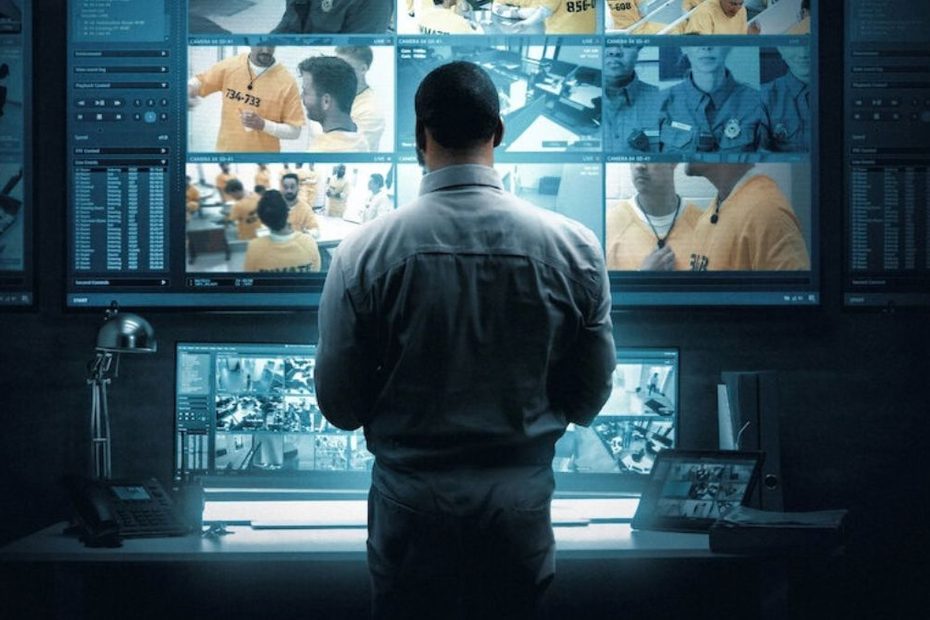 Netflix riporta in vita il controverso esperimento carcerario di Stanford: 30 persone entrano in un vero carcere. Ecco come funziona.
