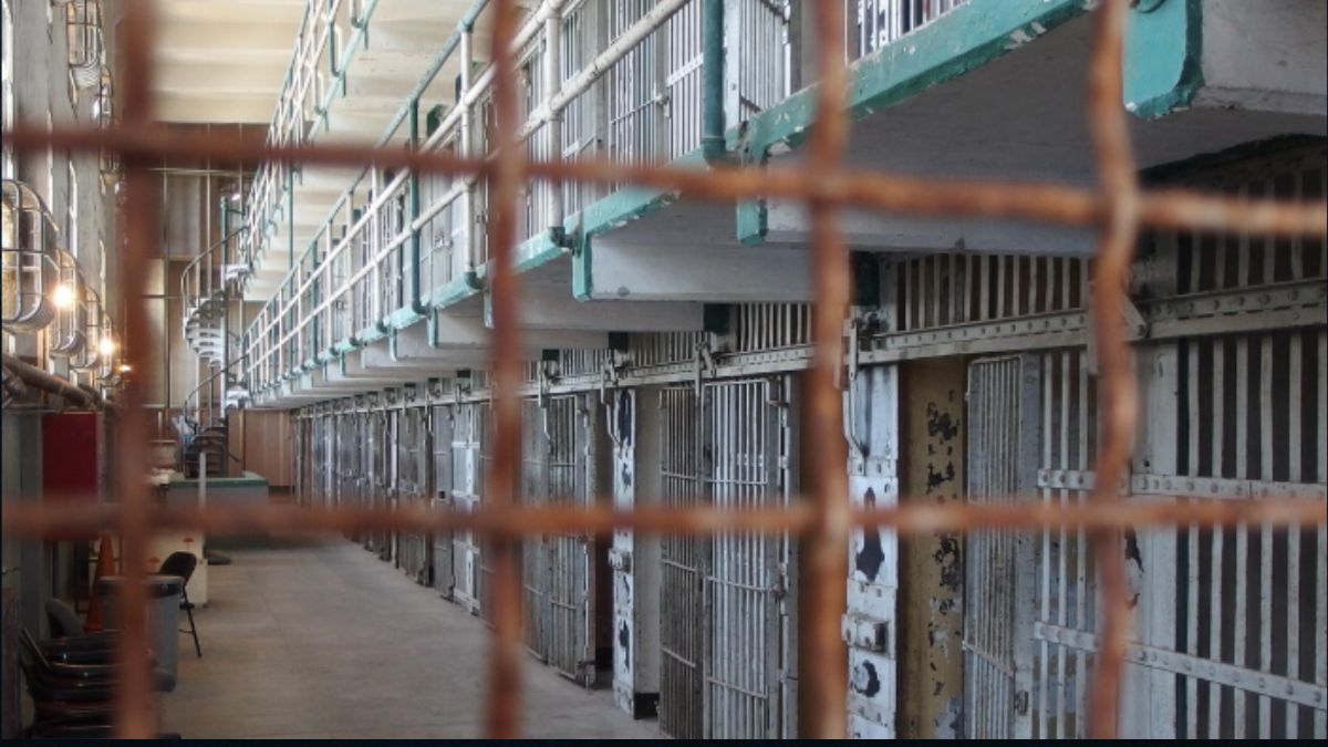 Netflix riporta in vita il controverso esperimento carcerario di Stanford: 30 persone entrano in un vero carcere. Ecco come funziona.